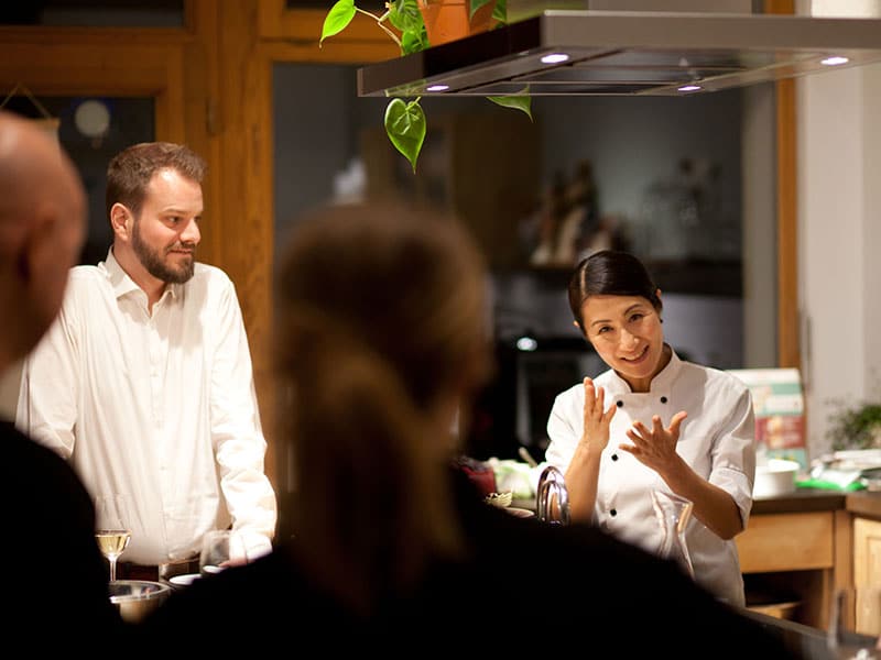 Kochen mit Profis Kochkurs unter Anleitung von Experten und professionellen Köchen